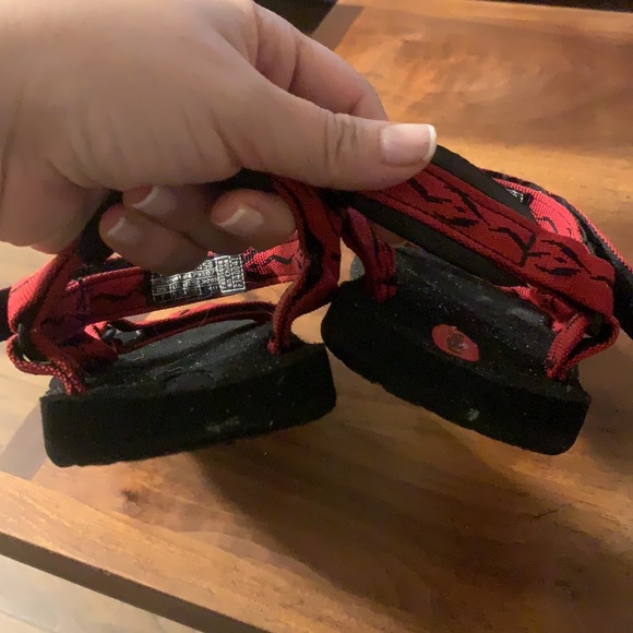 Tevas Red and Black - Picture 5 of 5